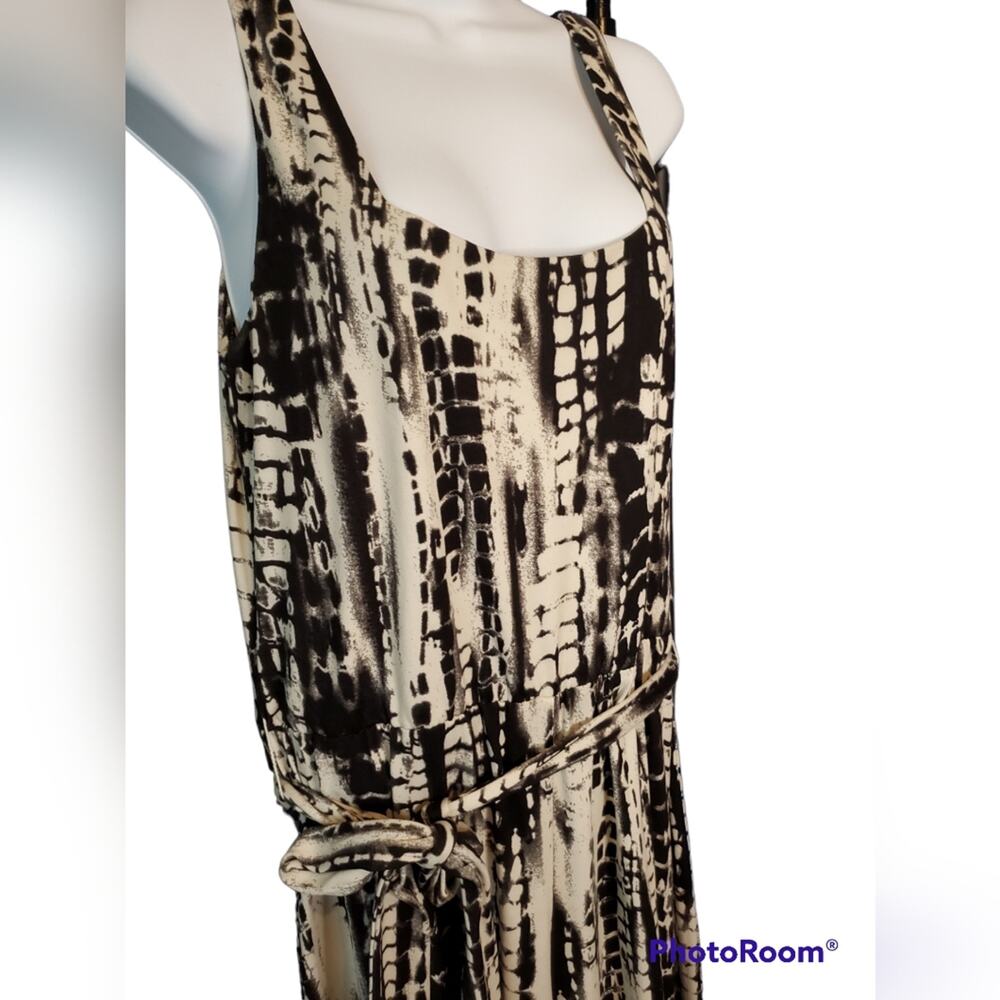 Elegant Monochrome Jumpsuit - Picture 5 of 12